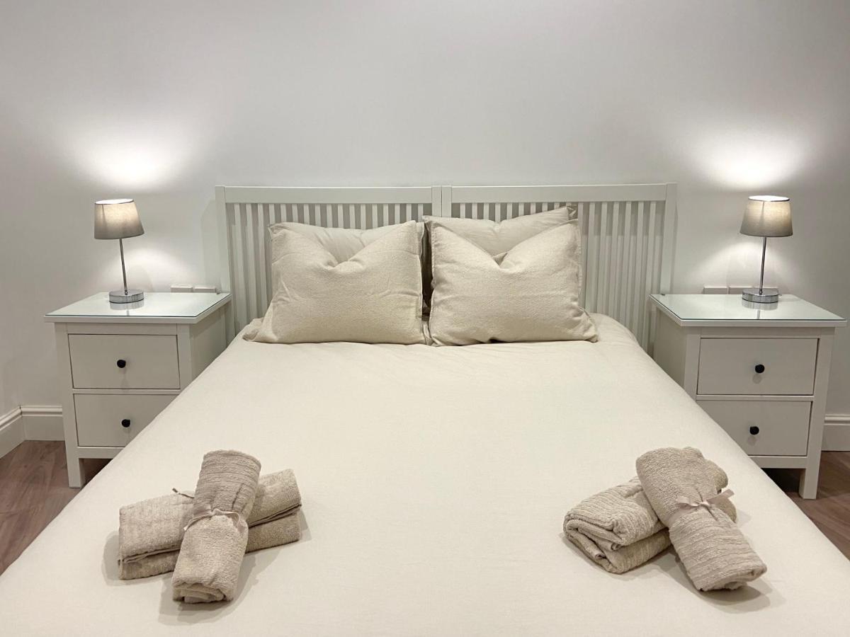Modern City Centre Two Bedroom Windsor Apartment - Grand Central House 지브롤터 외부 사진