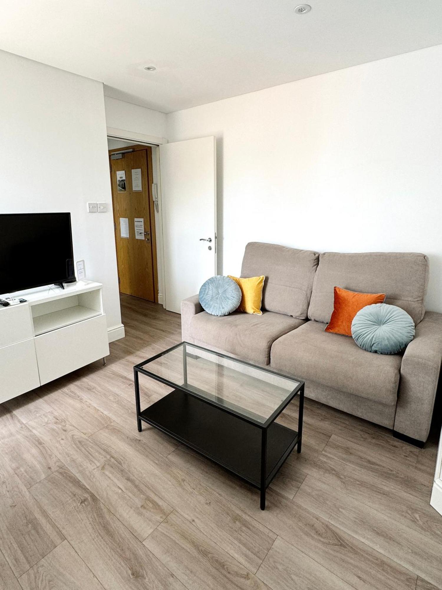 Modern City Centre Two Bedroom Windsor Apartment - Grand Central House 지브롤터 외부 사진