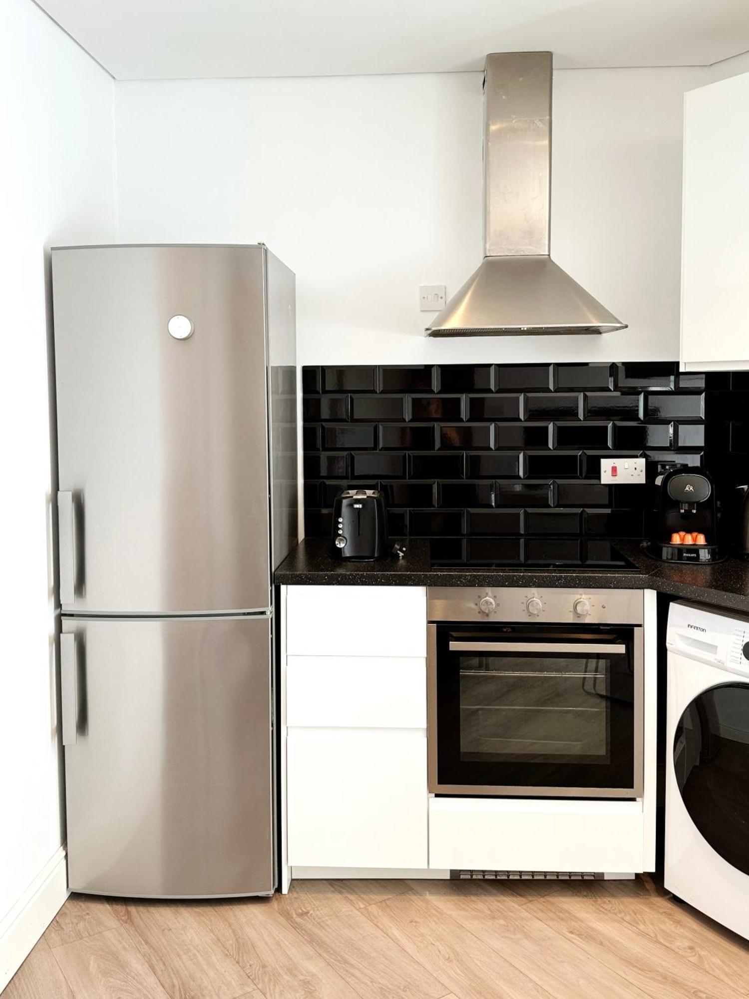 Modern City Centre Two Bedroom Windsor Apartment - Grand Central House 지브롤터 외부 사진