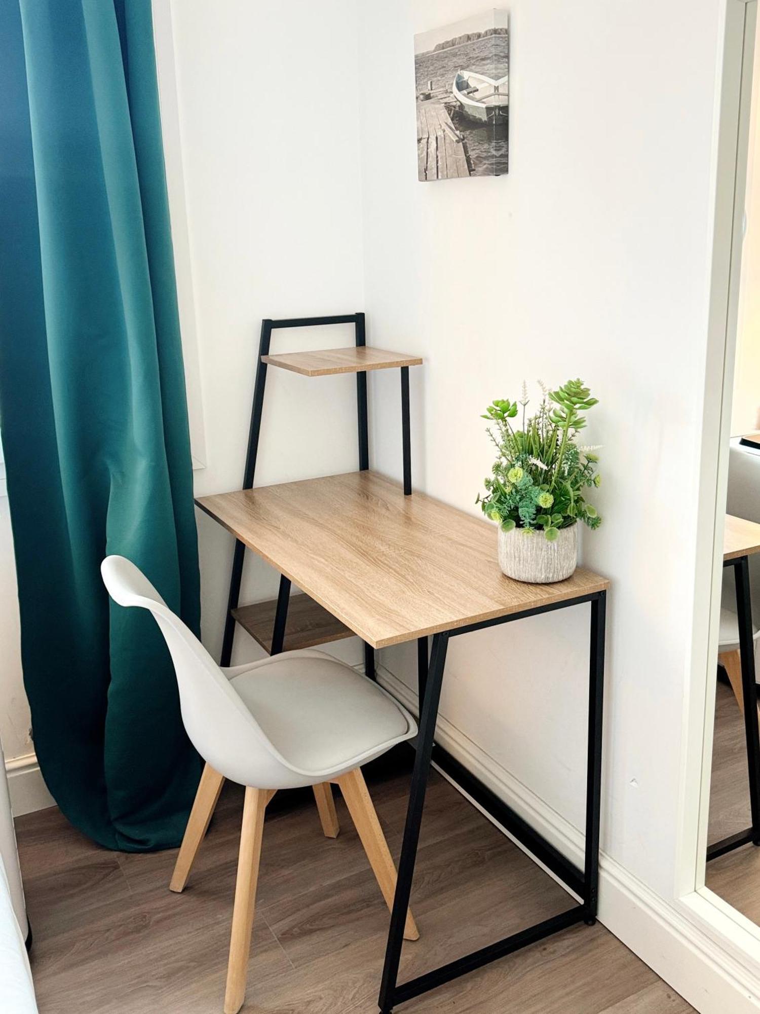 Modern City Centre Two Bedroom Windsor Apartment - Grand Central House 지브롤터 외부 사진