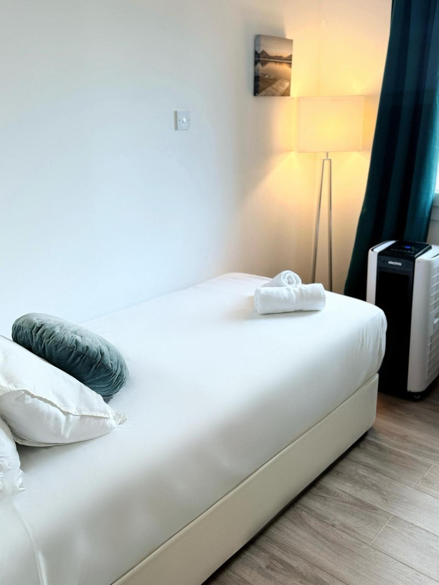 Modern City Centre Two Bedroom Windsor Apartment - Grand Central House 지브롤터 외부 사진