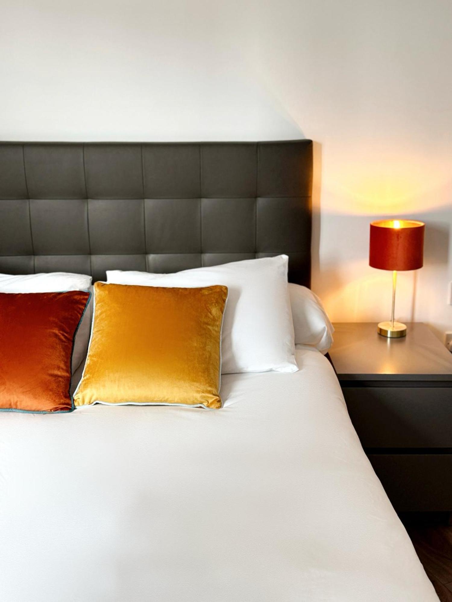 Modern City Centre Two Bedroom Windsor Apartment - Grand Central House 지브롤터 외부 사진
