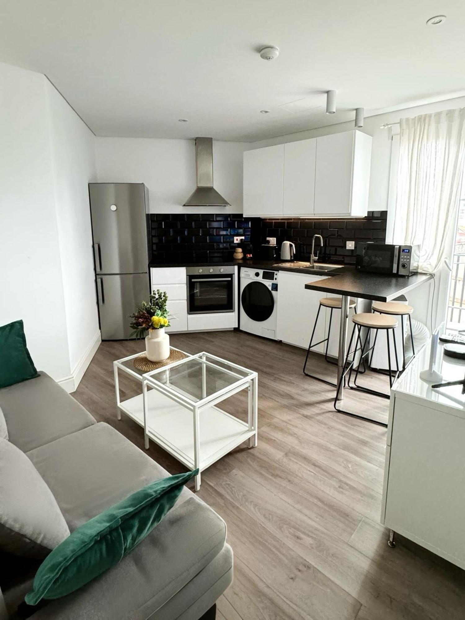 Modern City Centre Two Bedroom Windsor Apartment - Grand Central House 지브롤터 외부 사진