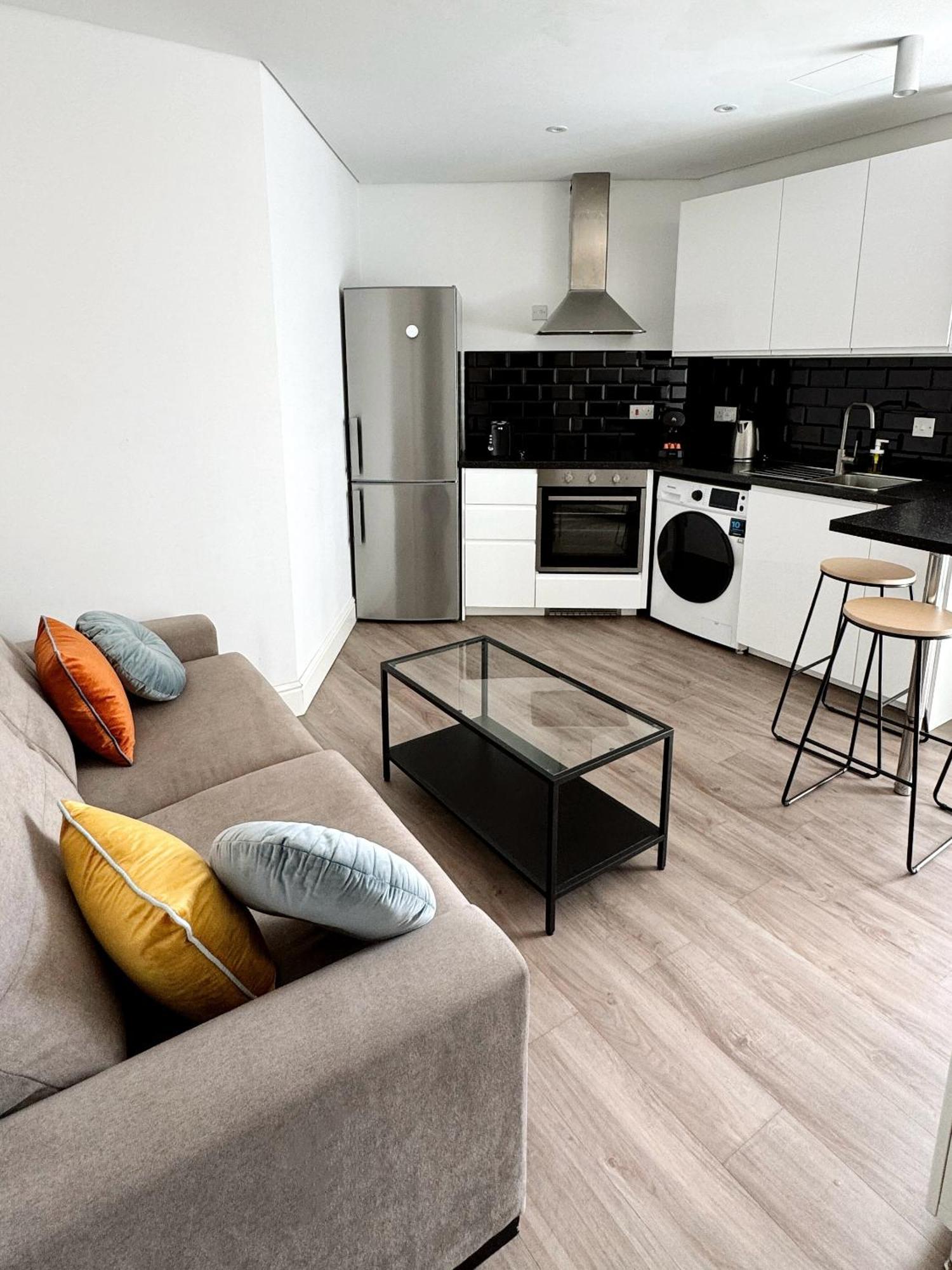 Modern City Centre Two Bedroom Windsor Apartment - Grand Central House 지브롤터 외부 사진