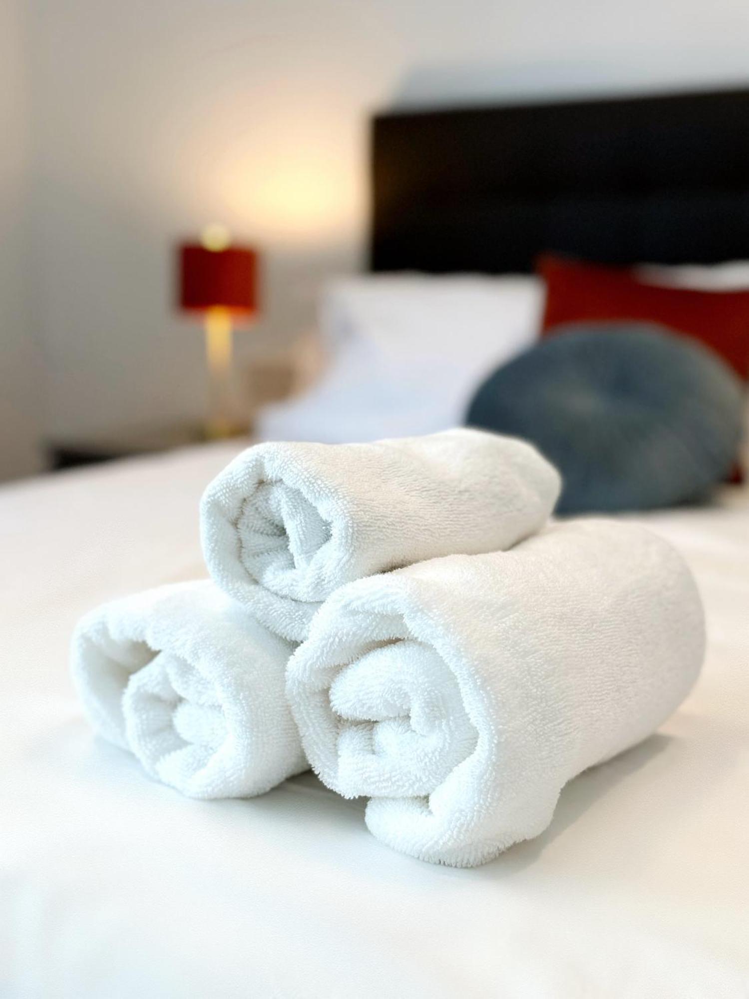 Modern City Centre Two Bedroom Windsor Apartment - Grand Central House 지브롤터 외부 사진