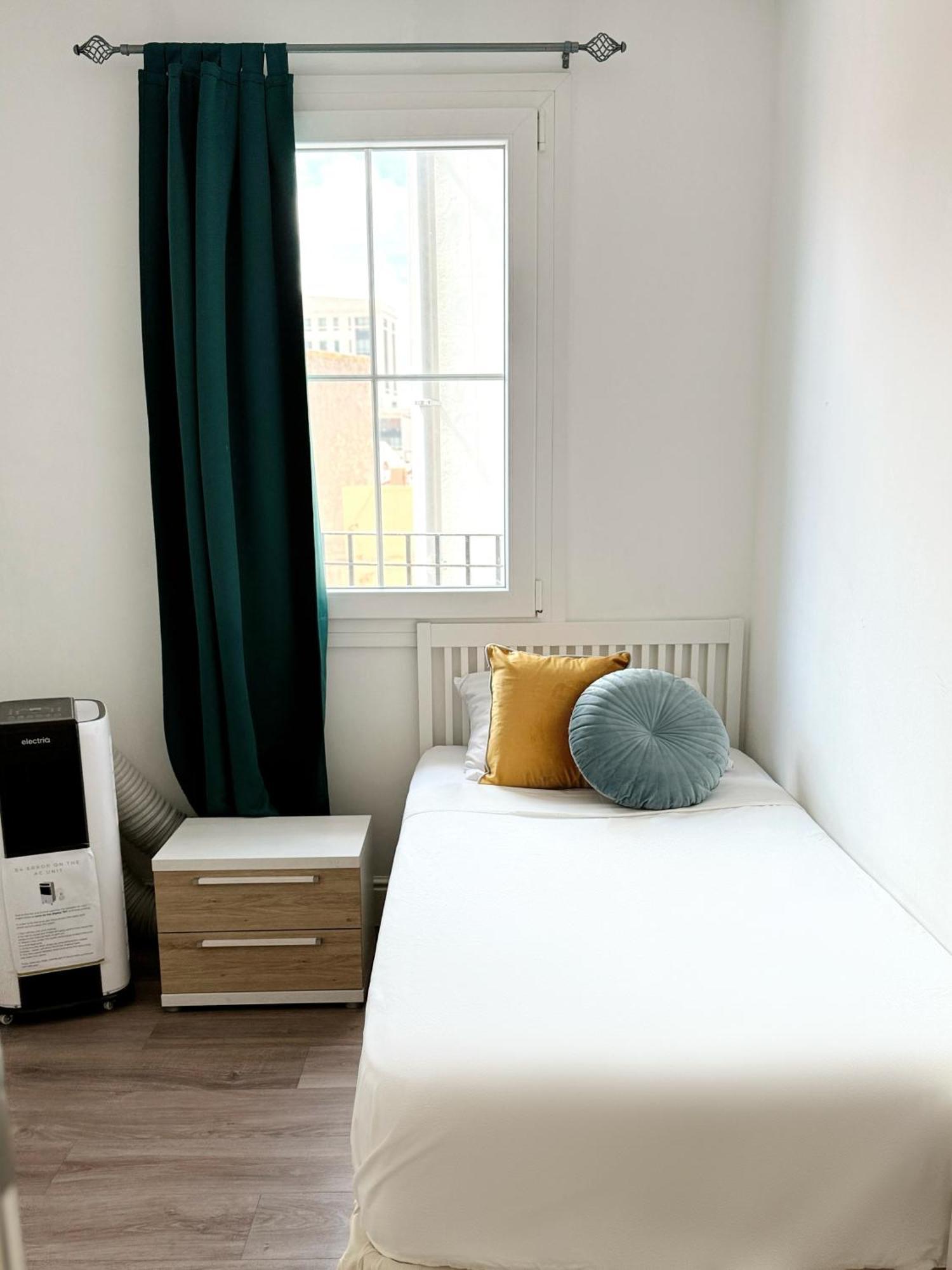 Modern City Centre Two Bedroom Windsor Apartment - Grand Central House 지브롤터 외부 사진