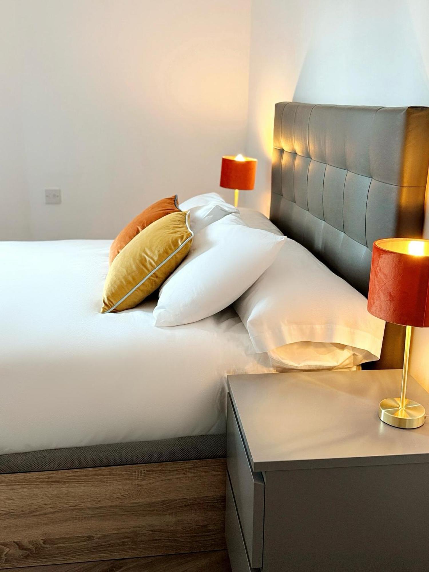 Modern City Centre Two Bedroom Windsor Apartment - Grand Central House 지브롤터 외부 사진