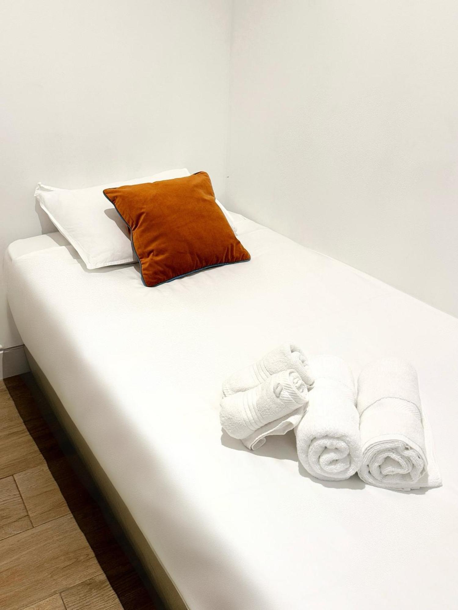 Modern City Centre Two Bedroom Windsor Apartment - Grand Central House 지브롤터 외부 사진