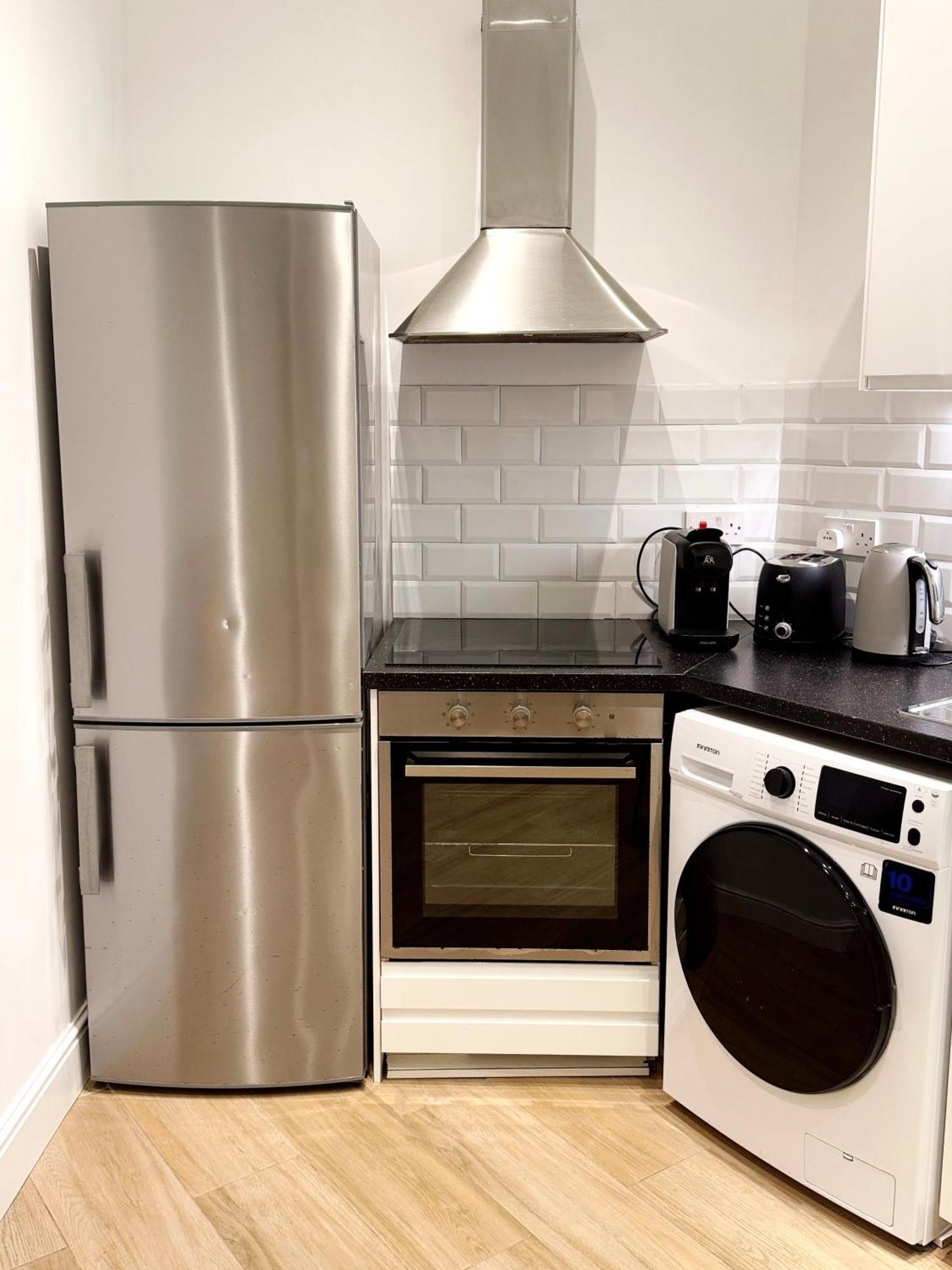 Modern City Centre Two Bedroom Windsor Apartment - Grand Central House 지브롤터 외부 사진