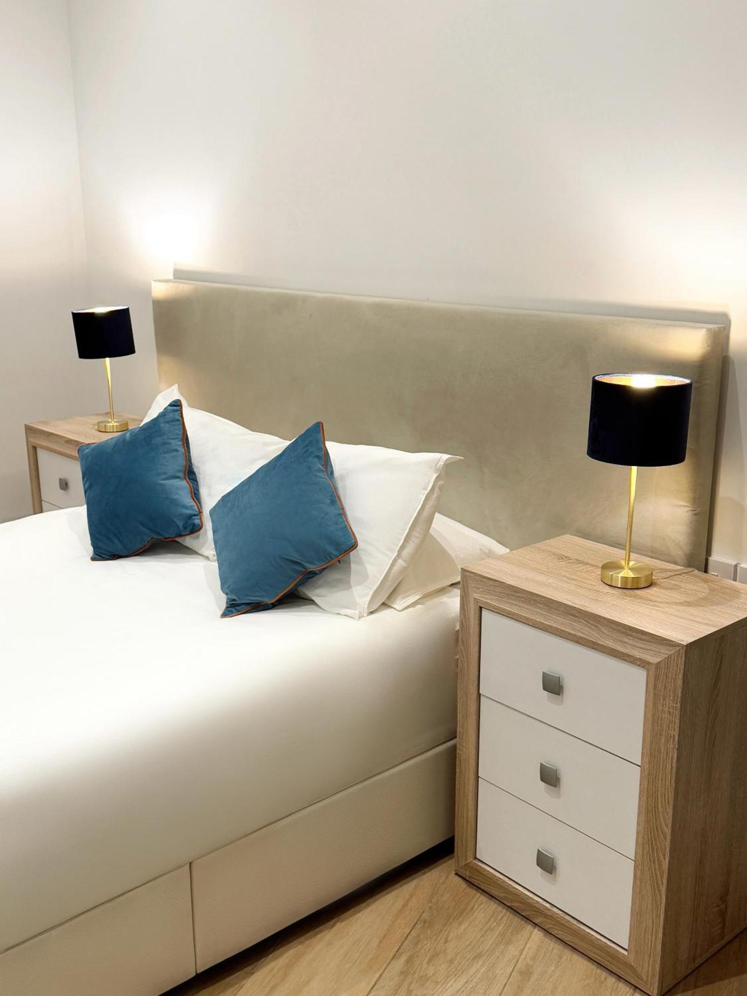 Modern City Centre Two Bedroom Windsor Apartment - Grand Central House 지브롤터 외부 사진