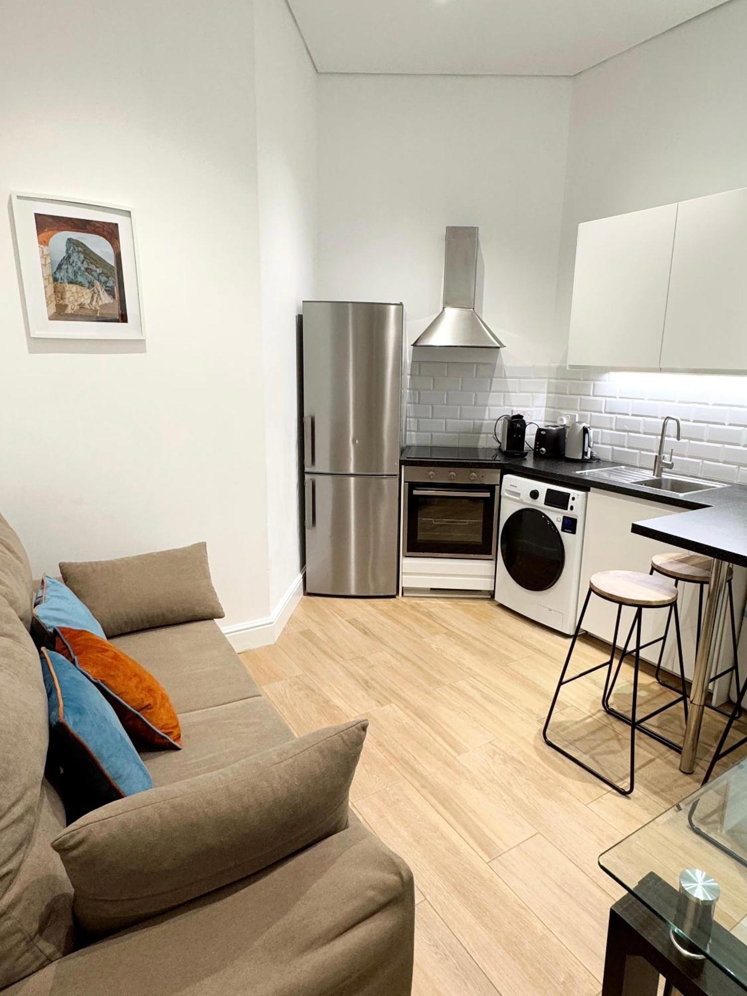 Modern City Centre Two Bedroom Windsor Apartment - Grand Central House 지브롤터 외부 사진