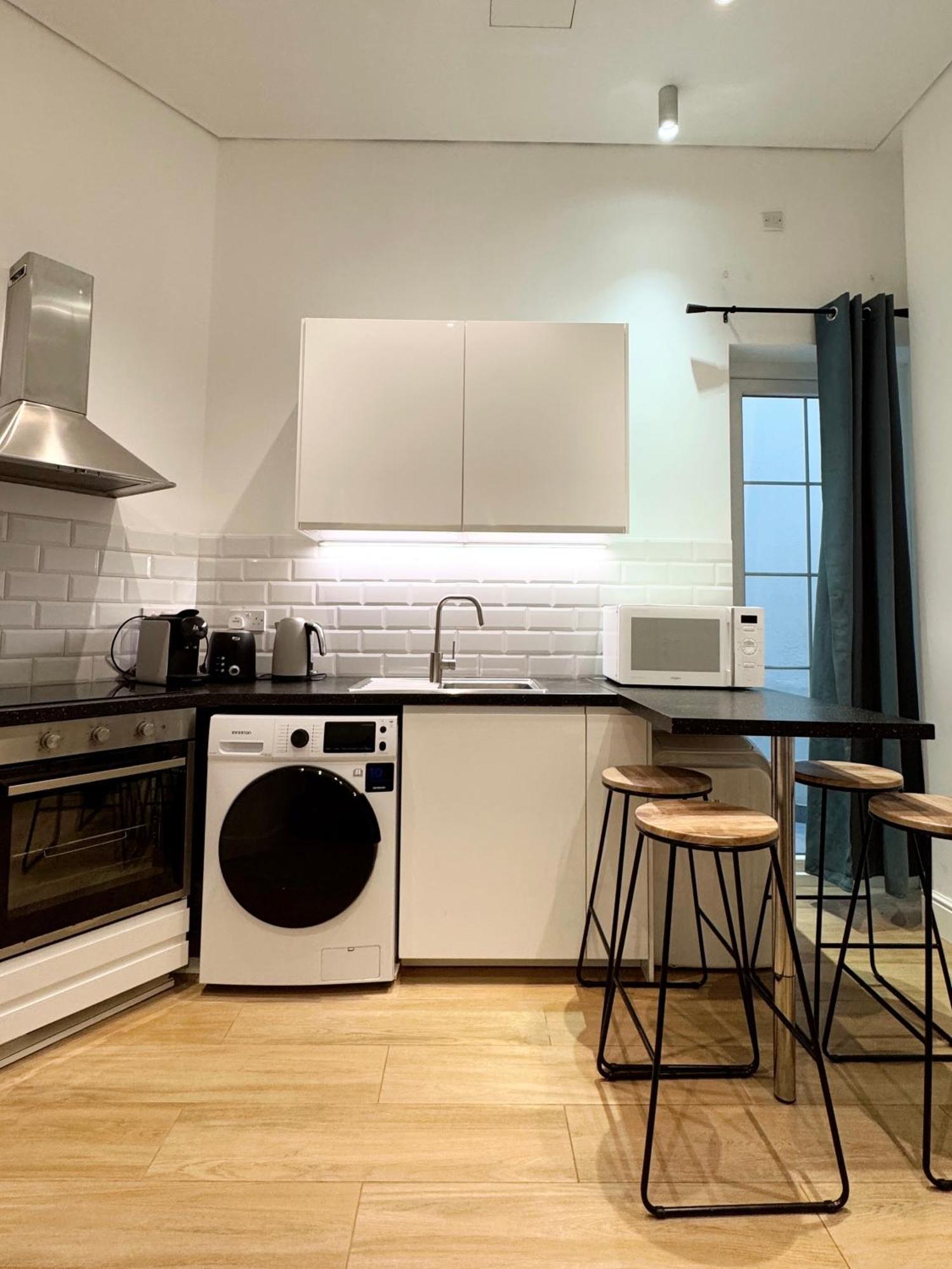 Modern City Centre Two Bedroom Windsor Apartment - Grand Central House 지브롤터 외부 사진