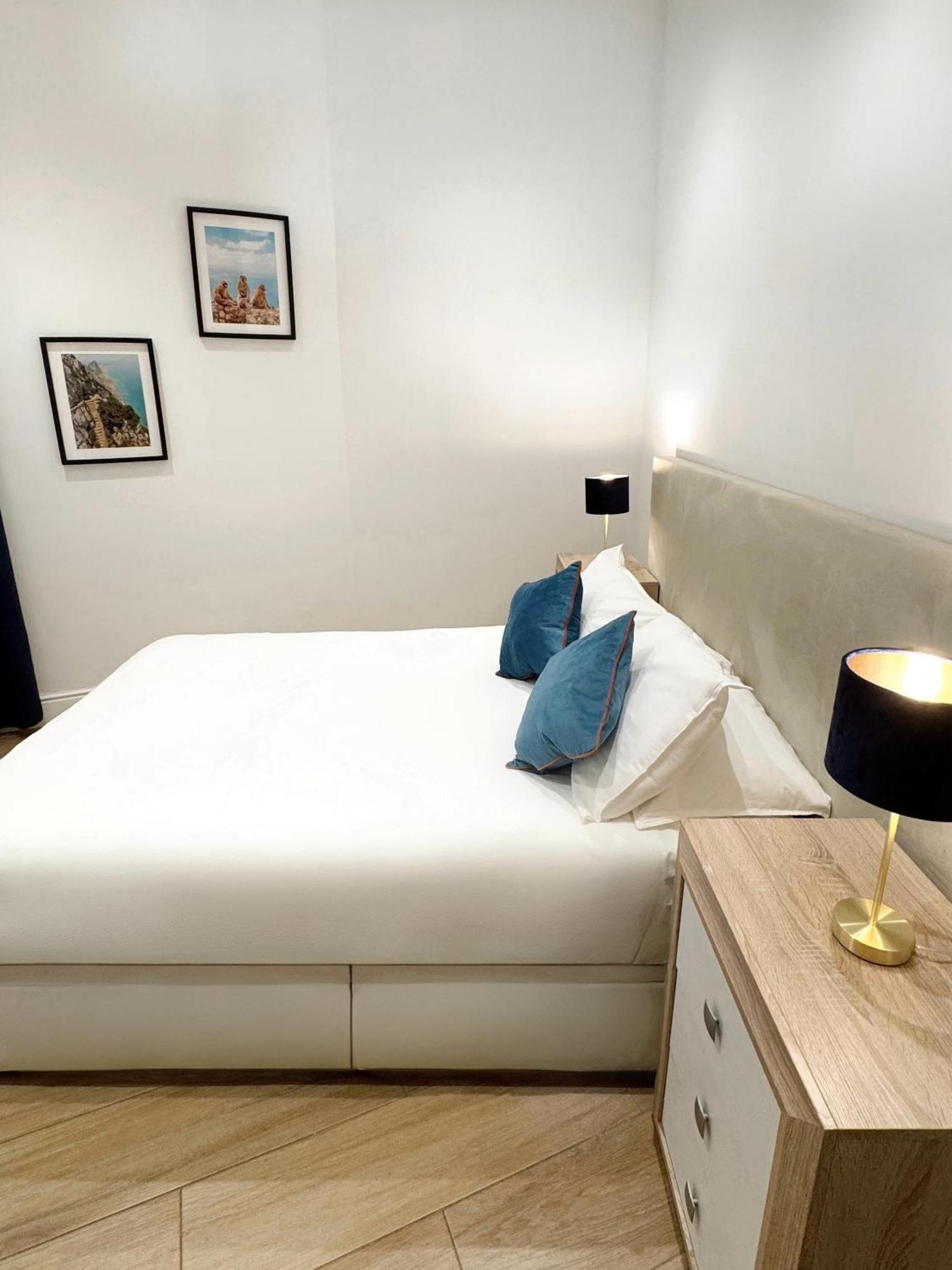 Modern City Centre Two Bedroom Windsor Apartment - Grand Central House 지브롤터 외부 사진